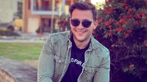 SIN POZNATOG BIZNISMENA STRADAO PRED ŽENIDBU! Prijatelji gledali kako ga nose talasi (FOTO)