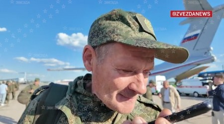 "KAO PAS" Oslobođeni ruski vojnik na aerodromu pozvao ženu, evo šta joj je rekao (FOTO)