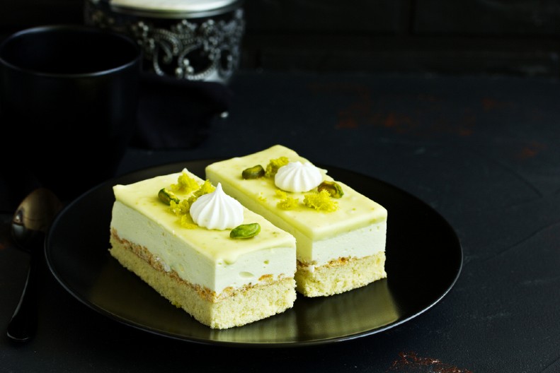 OČARAVAJUĆI KOLAČ SA PISTAĆIMA Neodoljivi desert koji se topi u ustima, kao osmišljen za proleće