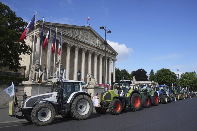 PROTESTI U FRANCUSKOJ Poljoprivrednici parkirali traktore isped skupštine (FOTO)