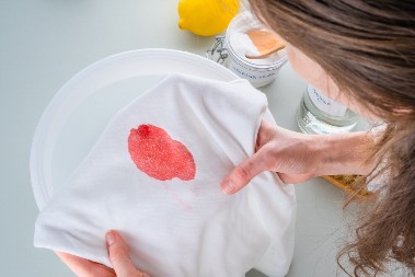 SKIDANJE FLEKA SA ODEĆE Recept za prirodno sredstvo je hit, žene tvrde da čisti i najtvrdokornije mrlje!