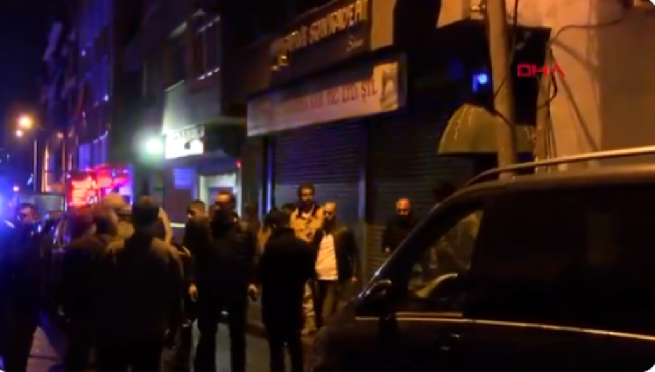 PRVE SLIKE I SNIMCI SA MESTA BOMBAŠKOG NAPADA U ISTANBULU Sve vrvi od policije, povređene iz kluba iznose na nosilima (FOTO/VIDEO)