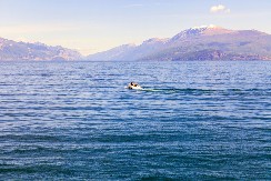 LJUDI OD JAČINE DETONACIJE ODLETELI U VODU U eksploziji čamca povređeno 11 osoba, uključujući dvoje dece (FOTO/VIDEO)