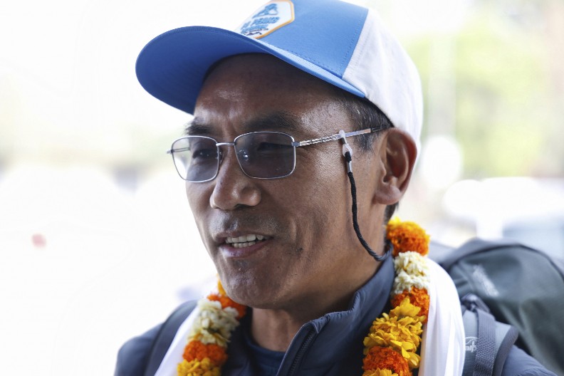 OVAJ ČOVEK SE POPEO NA MONT EVEREST 31. PUT Oborio je sopstveni rekord (FOTO)