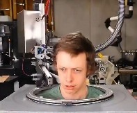 HRABRO ILI LUDO? Robot frizer šiša pravim makazama, snimak oduševio svet