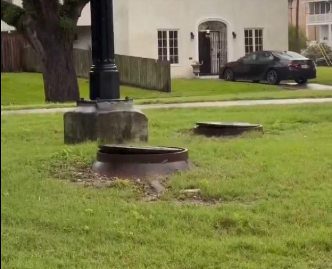 “NEŠTO SE SPREMA!” Poklopci šahtova se sami podižu, mračan snimak iz Amerike postao viralan (VIDEO)