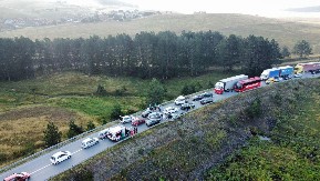 PRVE SLIKE TEŠKE SAOBRAĆAJNE NESREĆE KOD ZLATIBORA Automobil smrskan, kombi sleteo sa puta