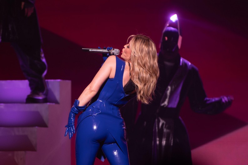 MUZIČKA DIVA (56) U LATEKSU OD GLAVE DO PETE Na fenomenalnoj figuri zavide joj i 20-godišnjakinje