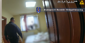 "NOGA JOJ JE VISILA KROZ PROZOR, TRAŽILA JE DA ČUJE BRATA" Dramatičan snimak spasavanja devojke koja je pretila da će skočiti sa četvrtog sprata (VIDEO)