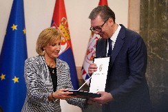 PREDSEDNIK VUČIĆ ODLIKOVAO KLAUDIJU TENI Uručuo joj Orden srpske zastave prvog stepena (FOTO) (VIDEO)