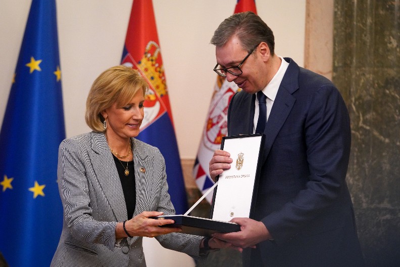 PREDSEDNIK VUČIĆ ODLIKOVAO KLAUDIJU TENI Uručuo joj Orden srpske zastave prvog stepena (FOTO) (VIDEO)