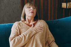 RANI SIMPTOMI INFARKTA Ova 2 znaka najavljuju srčani udar, a svi ih zanemaruju!