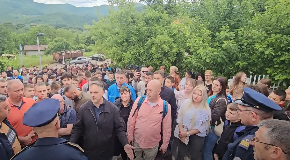 PROTEST GRAĐANA U LEPOSAVIĆU Policija ne dozvoljava prilaz Hali sportova! Na ulazu tabla sa simbolima tzv. Kosova (VIDEO)