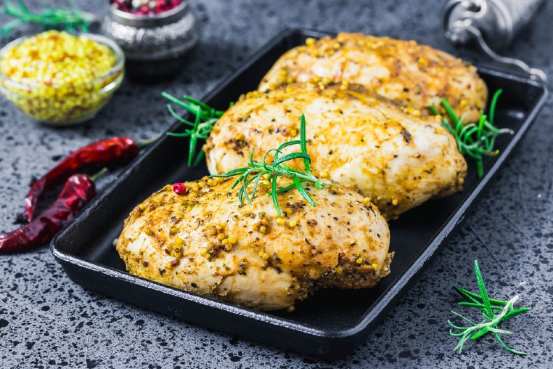 PIKANTNA PILETINA SA SENFOM Ručak koji će cela porodica obožavati, u savršenom spoju ukusa