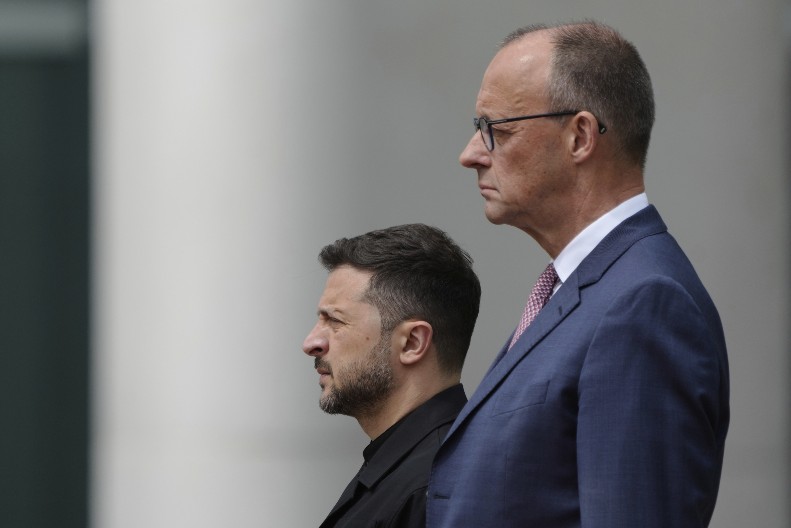 ZELENSKI STIGAO U BERLIN, PA FRAPIRAO PRISUTNE O njegovoj odeći bruji ceo svet (FOTO)