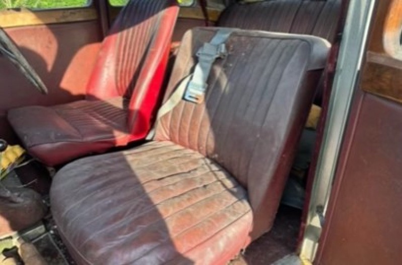 ŠOK OTKRIĆE ISPOD PRAŠNJAVE KOŽE Otvorili sedište starog automobila i pronašli predmet koji je ZALUDEO internet! (VIDEO)