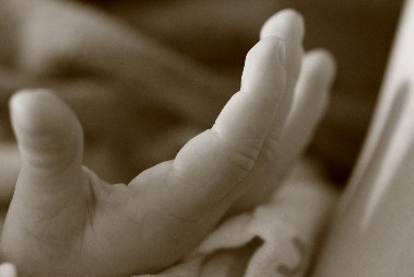 MRTVU BEBU RODITELJI DONELI U BOLNICU Tragedija, lekari probali reanimaciju ali nisu uspeli