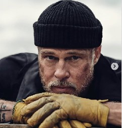 BRED PIT U NOVOM IZDANJU ŠOKIRAO FANOVE Svi gledaju u sedu bradu i kožne čizme do butina, ali ono što je rekao o devojci Ines ostavlja bez teksta