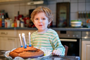 TATA FOTOGRAFISAO SINA (4) NA ROĐENDANU I SHVATIO DA DETE IMA RAK  "Jedan detalj u oku mi je bio dovoljan da znam da nas čeka užas"