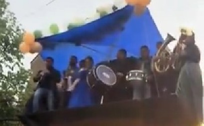 OVAKO LUD DOLAZAK NA MATURU JOŠ NISTE VIDELI Bugarka uz trubače napravila haos, pašće vam vilica kad vidite na čemu je stigla! (VIDEO)