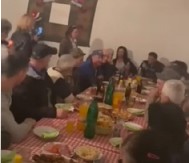 VIC DANA Mujo s rođakom Hasom sedi na svadbi i veselo se smeška svakoj staroj babi...