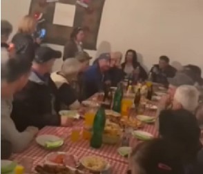 VIC DANA Mujo s rođakom Hasom sedi na svadbi i veselo se smeška svakoj staroj babi...