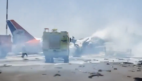 ISPLIVAO UZNEMIRUJUĆI VIDEO Putnici beže iz aviona u poslednjoj sekundi nakon udara PROJEKTILA (VIDEO)