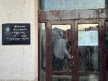 OPOZICIJA POKAZALA SVOJ PROGRAM ZA KOSJERIĆ Oštećeni automobili, kamenicama gađali Dom kulture, oštećen legat čuvenog Milovana Vitezovića (FOTO)