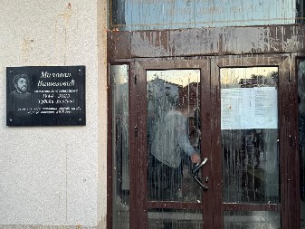 OPOZICIJA POKAZALA SVOJ PROGRAM ZA KOSJERIĆ Oštećeni automobili, kamenicama gađali Dom kulture, oštećen legat čuvenog Milovana Vitezovića (FOTO)