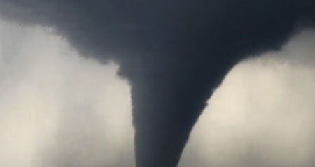 TRAMPOV AVION ZAROBLJEN Apokalipsa u SAD: Tornado rušio sve pred sobom! (VIDEO)