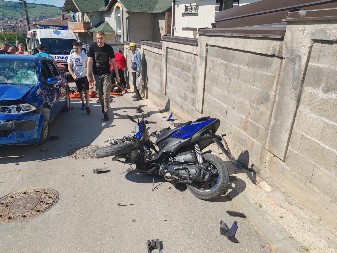 TINEJDŽER VOZIO MOTOCIKL, PA SE SUDARIO SA AUTOM! Užas u Novom Pazaru, momak hitno prevezen u bolnicu (FOTO)