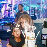 OVI KLINCI OD MENE PRAVE BOLJEG ČOVEKA! Željko Mitrović proslavio je do sada najemotivniji zajednički rođendan u Teatru Odeon sa decom iz Zvečanske!