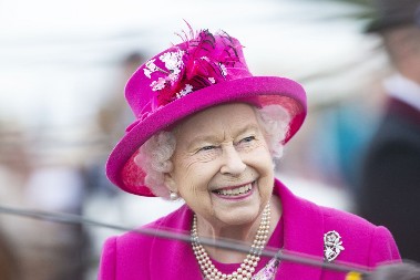 VOLE SKUPE STVARI Objavljena lista poklona za kraljevsku porodicu, kralj Čarls je dobio kola, a pokojna kraljica ovo