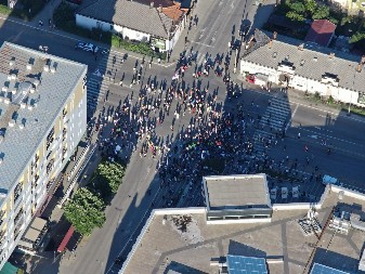 STOTINAK ZALUDNIH STOJI NASRED RASKRSNICE Blokada u Kragujevcu paralisala saobraćaj - u dve ulice!