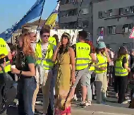 DA LI JE OVO MOGUĆE? KLEOPATRA DOŠLA DA PODRŽI BLOKADERE FOTELJAŠE Protest se pretvorio u vašar (VIDEO)