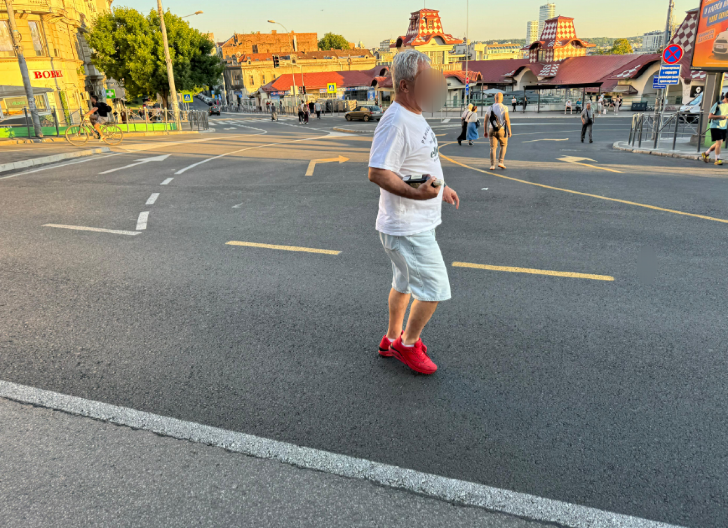 SA FLAŠOM VISKIJA NA BLOKADE Krenuo u maltretiranje građane, a alkohol nosi pod ruku (FOTO)