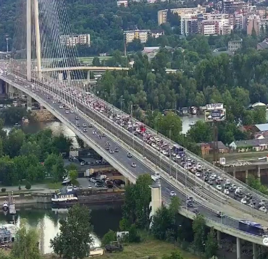 KILOMETARSKE KOLONE, MOST NA ADI KRCAT, SVI MILE Iživljavanje blokadera nad desetinama hiljada ljudi izgleda OVAKO (VIDEO)