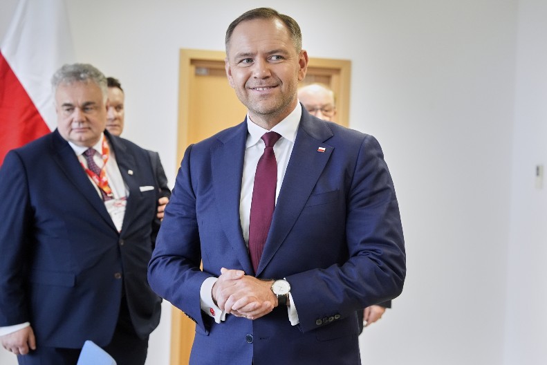 POVEZIVALI GA SA PROSTITUTKAMA, TUKAO SE I VOLI TRAMPA Ko je novi predsednik Poljske