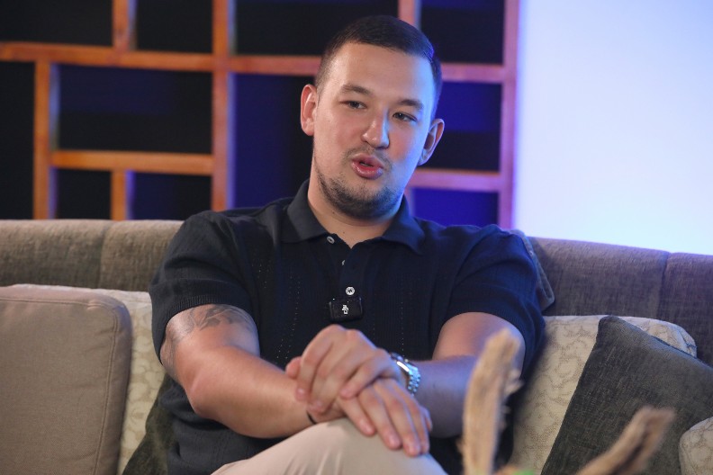 DANAS JE POSTAO OTAC, A MALO KO ZNA DA JE LJUBIO STARIJU KOLEGINICU Ona je bivša ljubav Uroša Živkovića