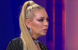 ODLAZI SA NEPOZNATOM OSOBOM Ava Karabatić nakon očeve smrti momentalno napušta zemlju, ne može više da izdrži