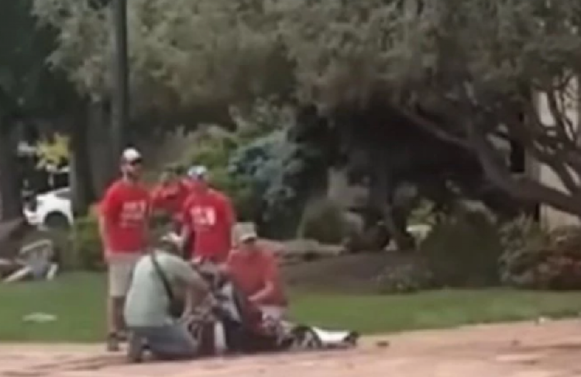 MUŠKARAC FLAŠAMA NAPAO DEMONSTRANTE! Opekao i ženu koja je preživela Holokaust (VIDEO)