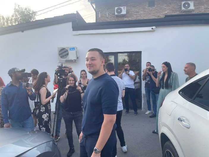 RODITELJI UROŠA ŽIVKOVIĆA STIGLI NA SLAVLJE Napunili gepeK sa ovim, rođenje unuka se tako slavi (VIDEO)