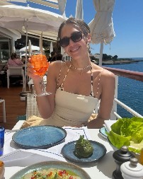 POSLE RAZVODA ODLUČILA DA UŽIVA U ŽIVOTU, U 5. DECENIJI IZGLEDA KAO AVION Minijaturni bikini Džesike Albe opčinio sve, ona izgleda kao boginja