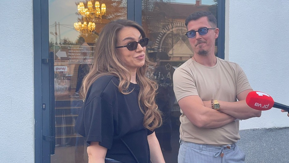 "MOJ MUŽ ČUVA DECU" Pevačica došla sa drugim na slavlje kod Živkovića, pa izjavom šokirala sve