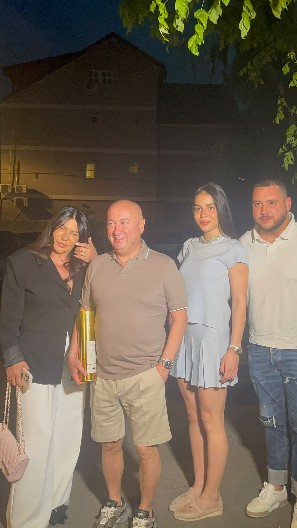 SVI GLEDAJU ĐANIJEVOG SINA I TRLJAJU OČI Ispred restorana parkirao besnu mašinu vrednu 70.000 evra (VIDEO)