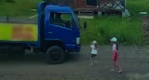 (UZNEMIRUJUĆI VIDEO) Otac požurio do ćerkice koju je udario kamion, pa sa svojim drugim detetom imao tešku saobraćajku