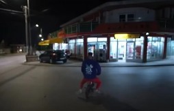 ZAPOSLENI NASRNUO NA NJEGA Naš jutjuber motorom uleteo u prodavnicu i frapirao javnost, isplivao i snimak