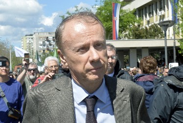 PROVALJEN PLAN BLOKADERA FOTELJAŠA Smislili kako da uzmu pare od države a da ne rade, zapeli na prvom koraku