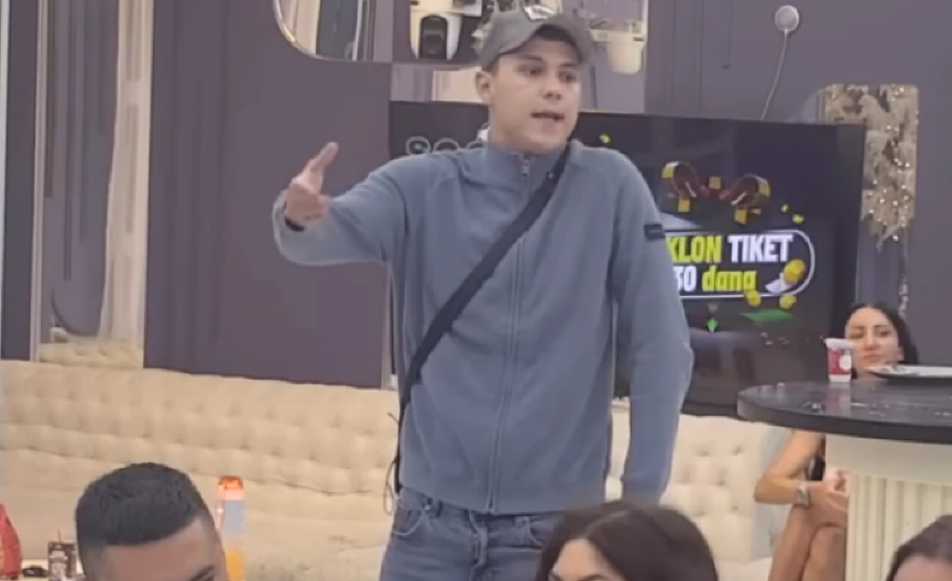 PEJA NAPUSTIO BELU KUĆU U suzama se obratio produkciji: "Uzmite novac, majka neće da me gleda"