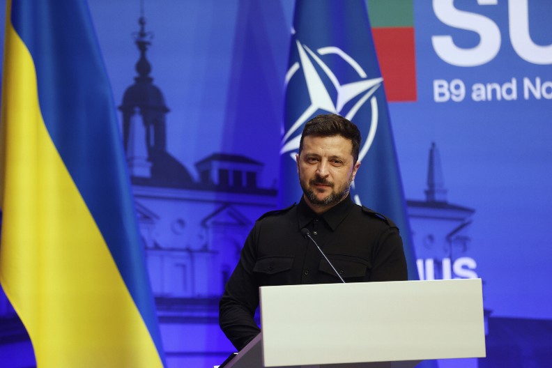 ZELENSKI NA SEDMOM NEBU Ukrajina pozvana na samit NATO-a